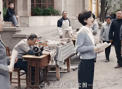 《小城大事》李秋萍刘主任发传单吸引大家不顺利，刘主任想办法凑人，让李秋萍靠自己的