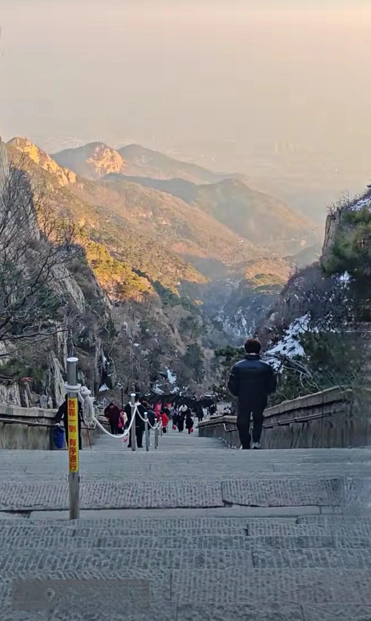 “泰山老奶奶”在泰山周边群众对她的敬称，碧霞元君是她的官方称号。在民众心目中，她