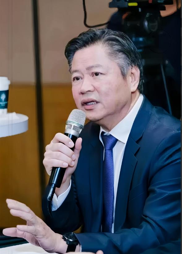 这下好了，
不但台湾民众知道了，
大陆的也都知道了——硬核撑腰！被台绿营逼丢饭碗