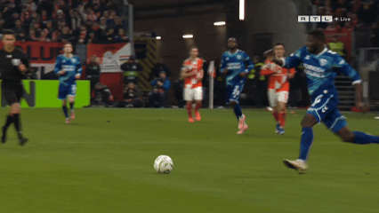 真的是每周都要吐槽一下欧足联的烂裁判，这种亮鞋底踹小腿的动作（甚至还稍微跳起来加