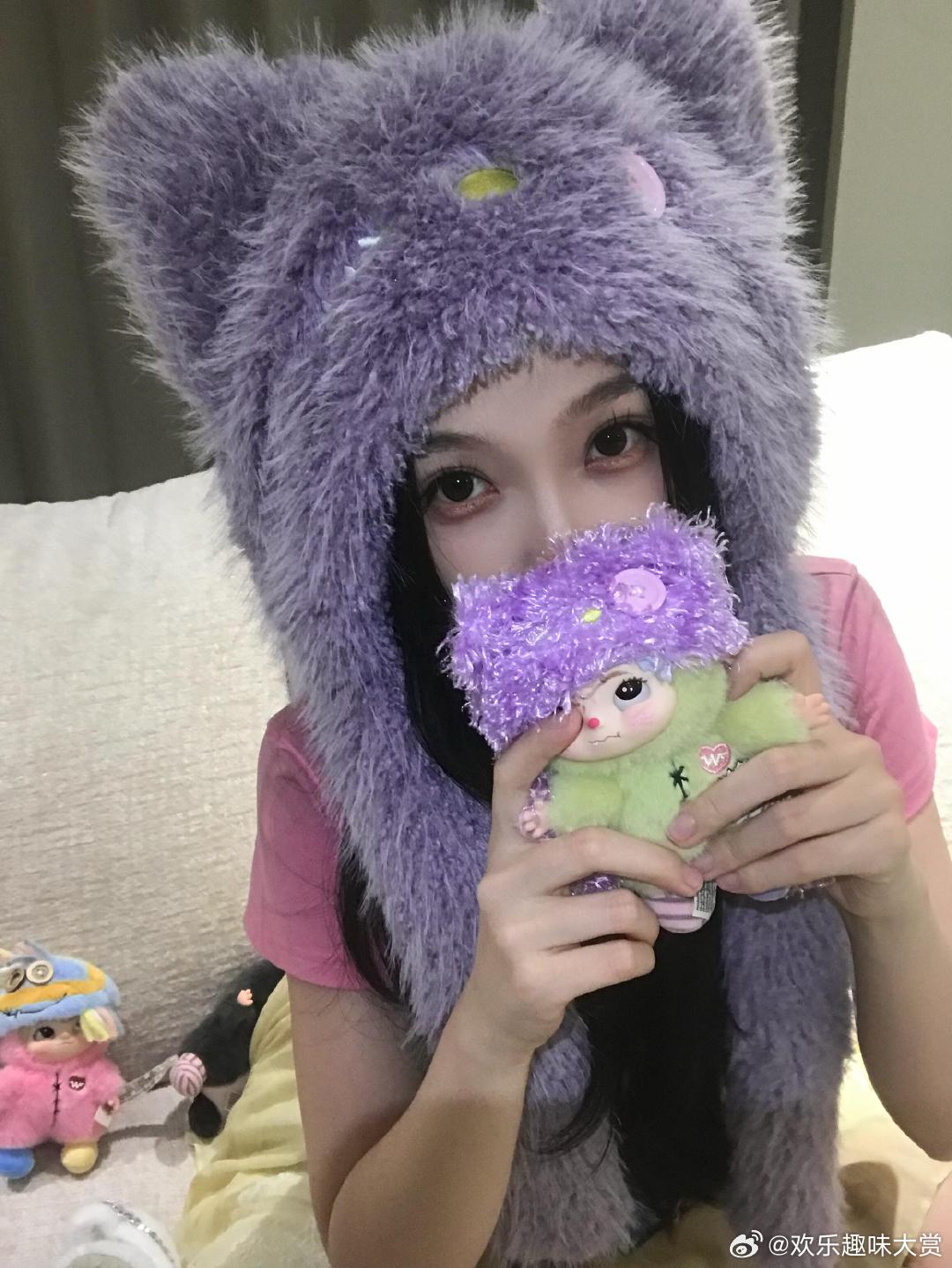 虞书欣紫色小猫帽 虞书欣的头像感真的绝到离谱！紫色小猫帽又乖又元气，每张都自带柔