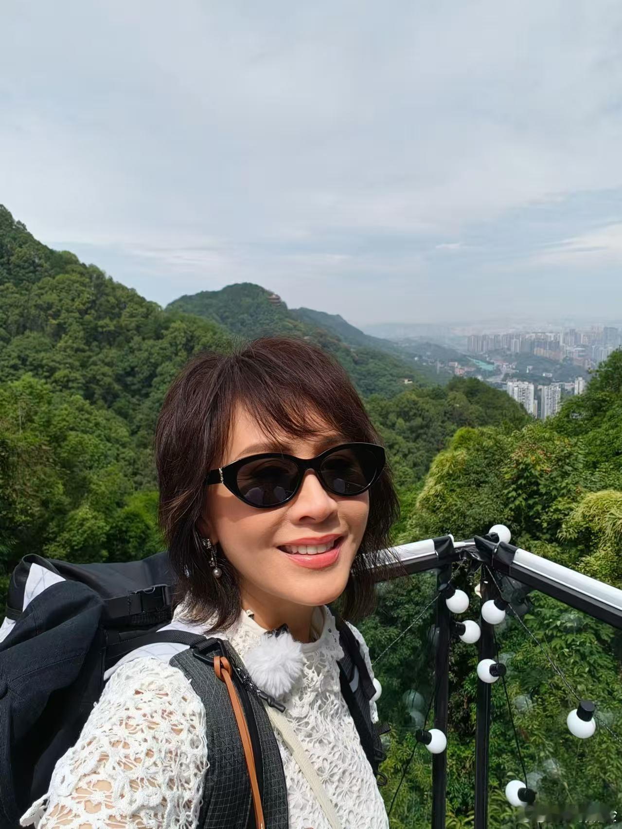 邵子恒是刘嘉玲的人形支架跟着跑半个中国，帮拎包还当刘嘉玲人形支架，姐姐叫就水灵灵