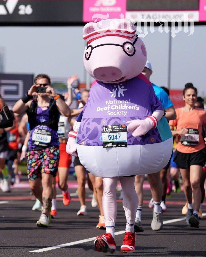 小猪佩奇猪爸爸参加伦敦马拉松《小猪佩奇》的猪爸爸(代表英国全国聋童协会)参赛伦敦