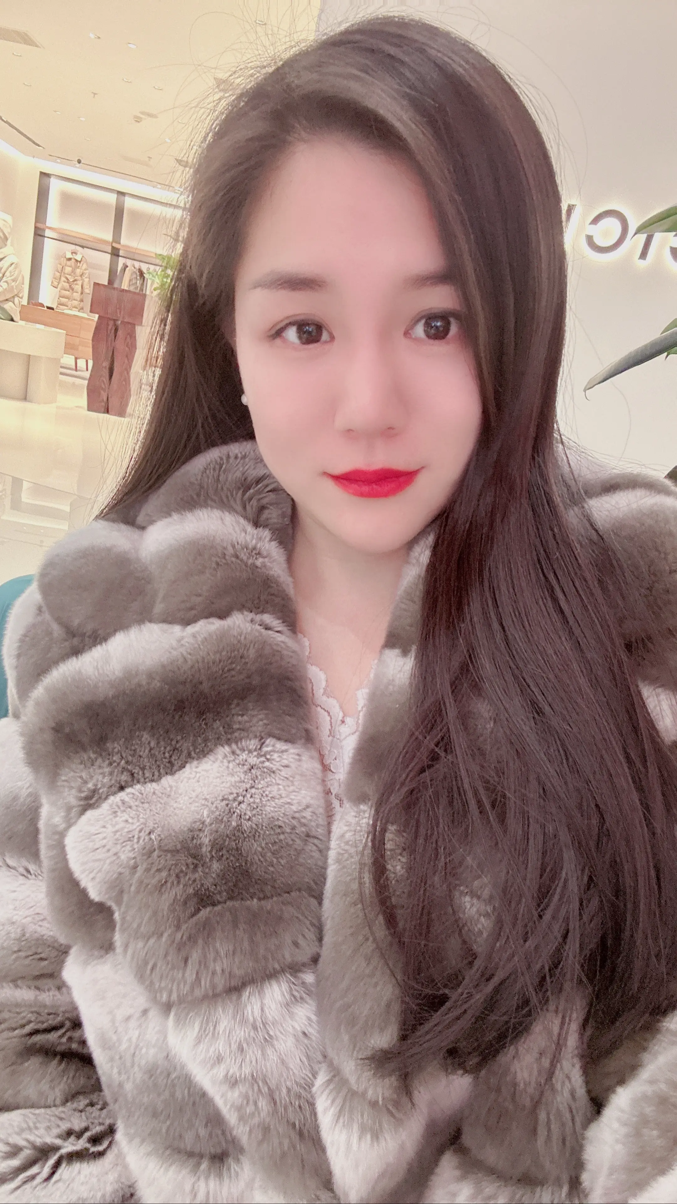 成年人最大的清醒 是永远不活在别人的嘴里 好听的话不当真 难听的话也不...