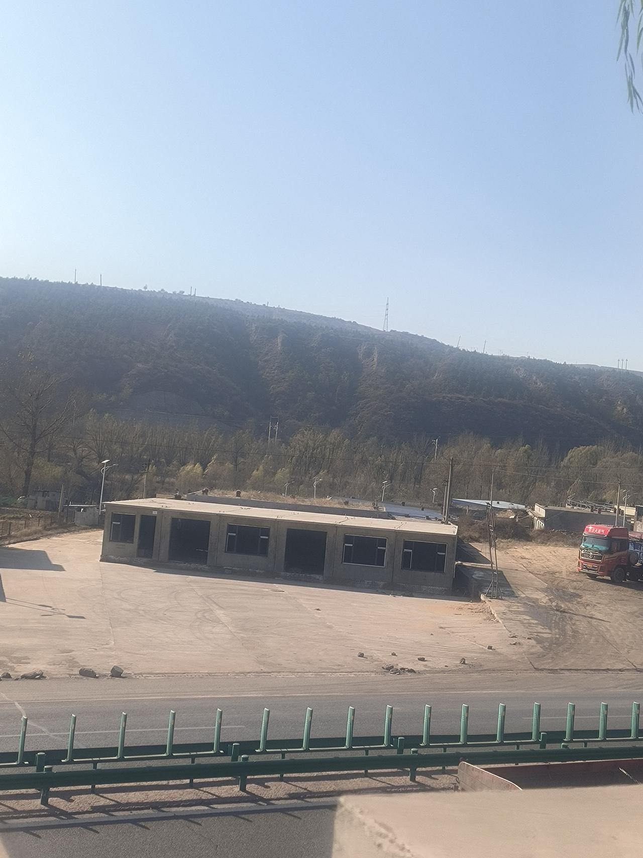 适应了内蒙古的宽广平坦，却难以适应陕西的狭窄。这两天去了一趟神木，这里的地形和内