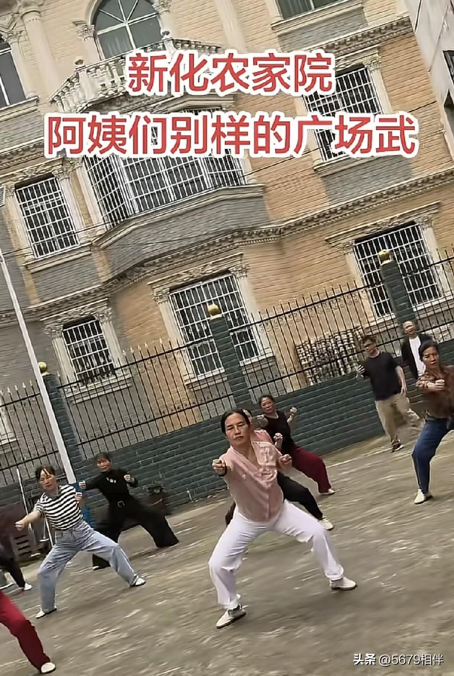 建议广场舞都换成这个，不但能保家卫国，能强身健体，还能打老公！[捂脸][捂脸]