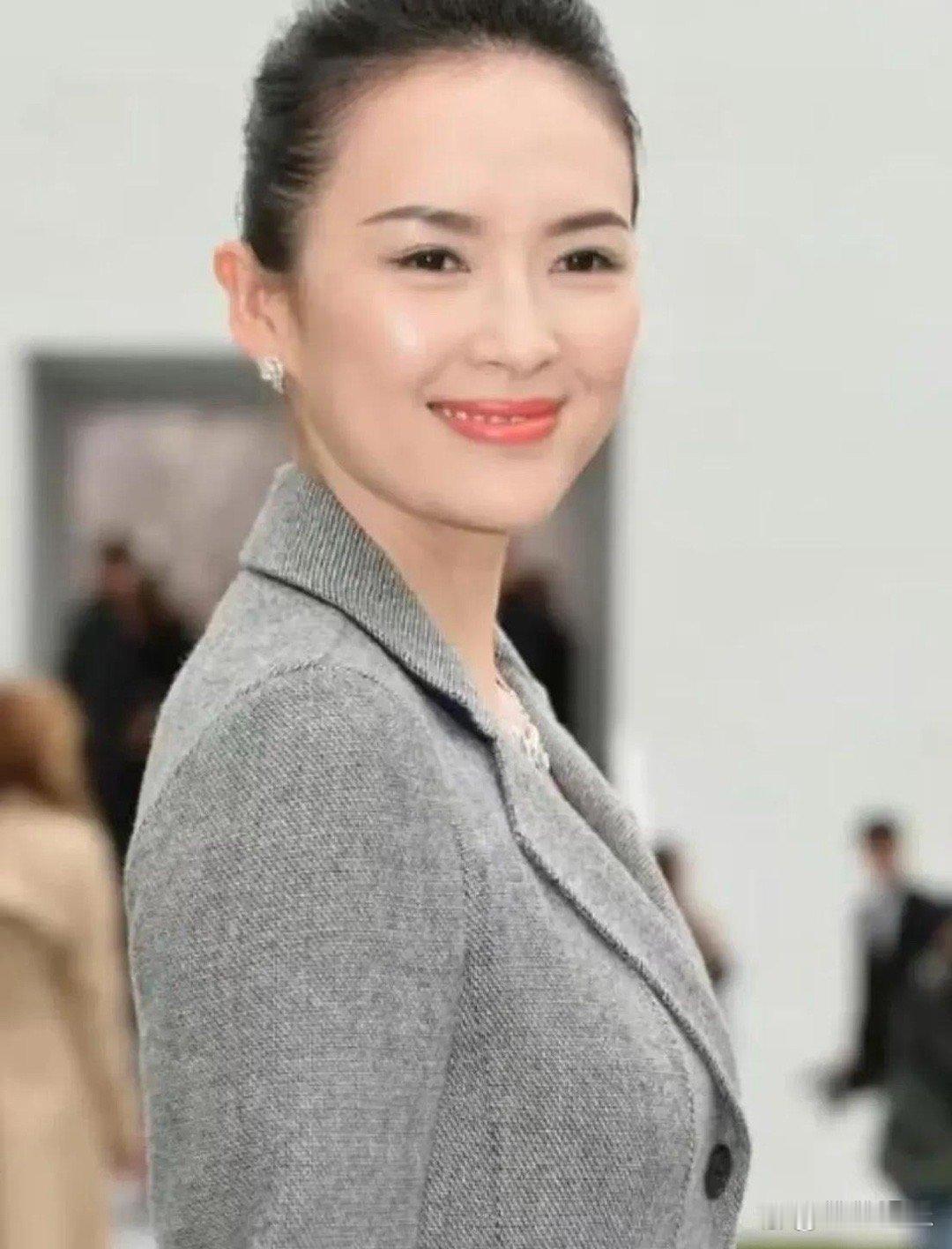 章子怡梳干练“大背头”！身穿灰色呢子款连衣裙尽显高级优雅气质 