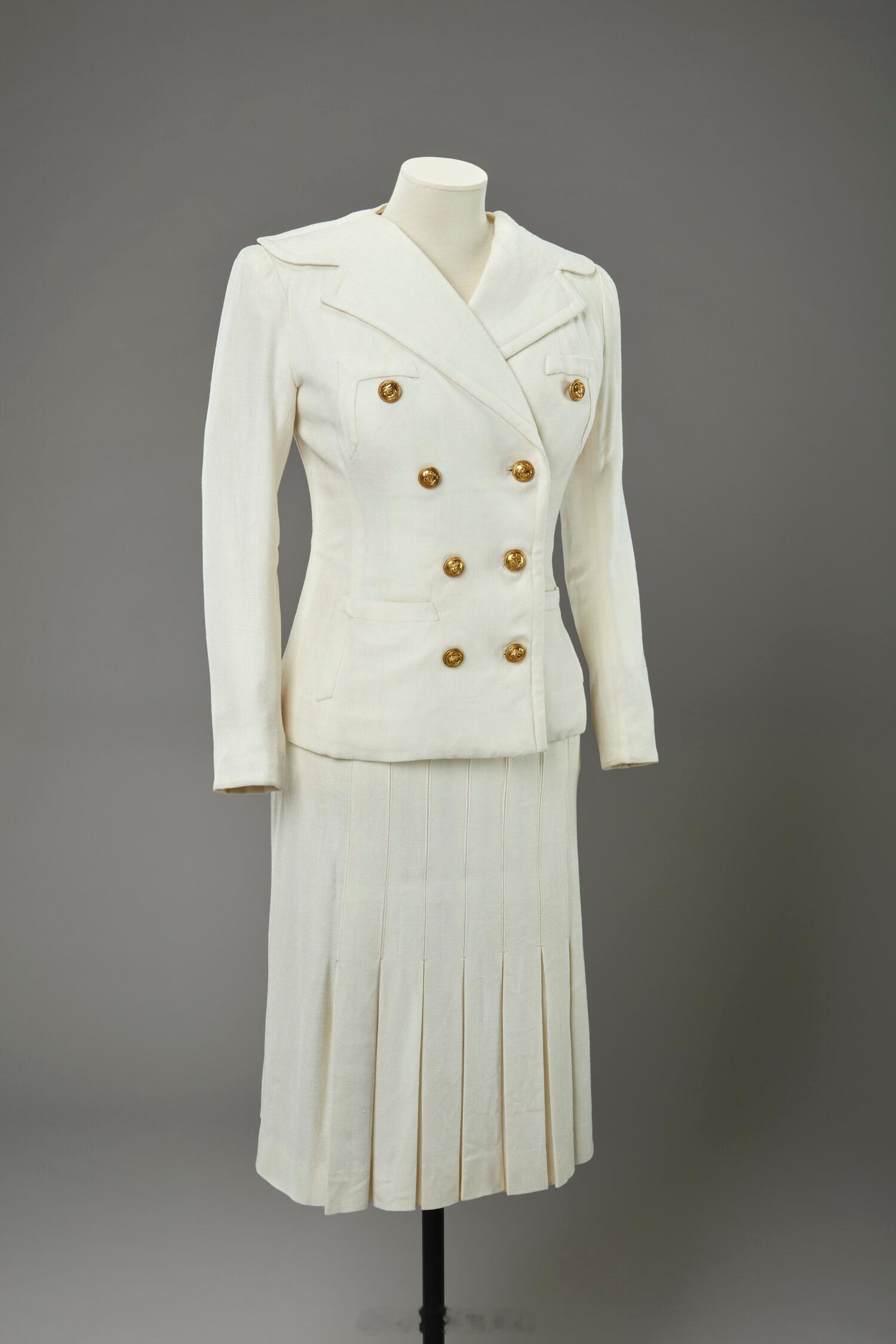 英国王室  1947年2月，伊丽莎白公主随父母乔治六世和伊丽莎白王后访问南非，她