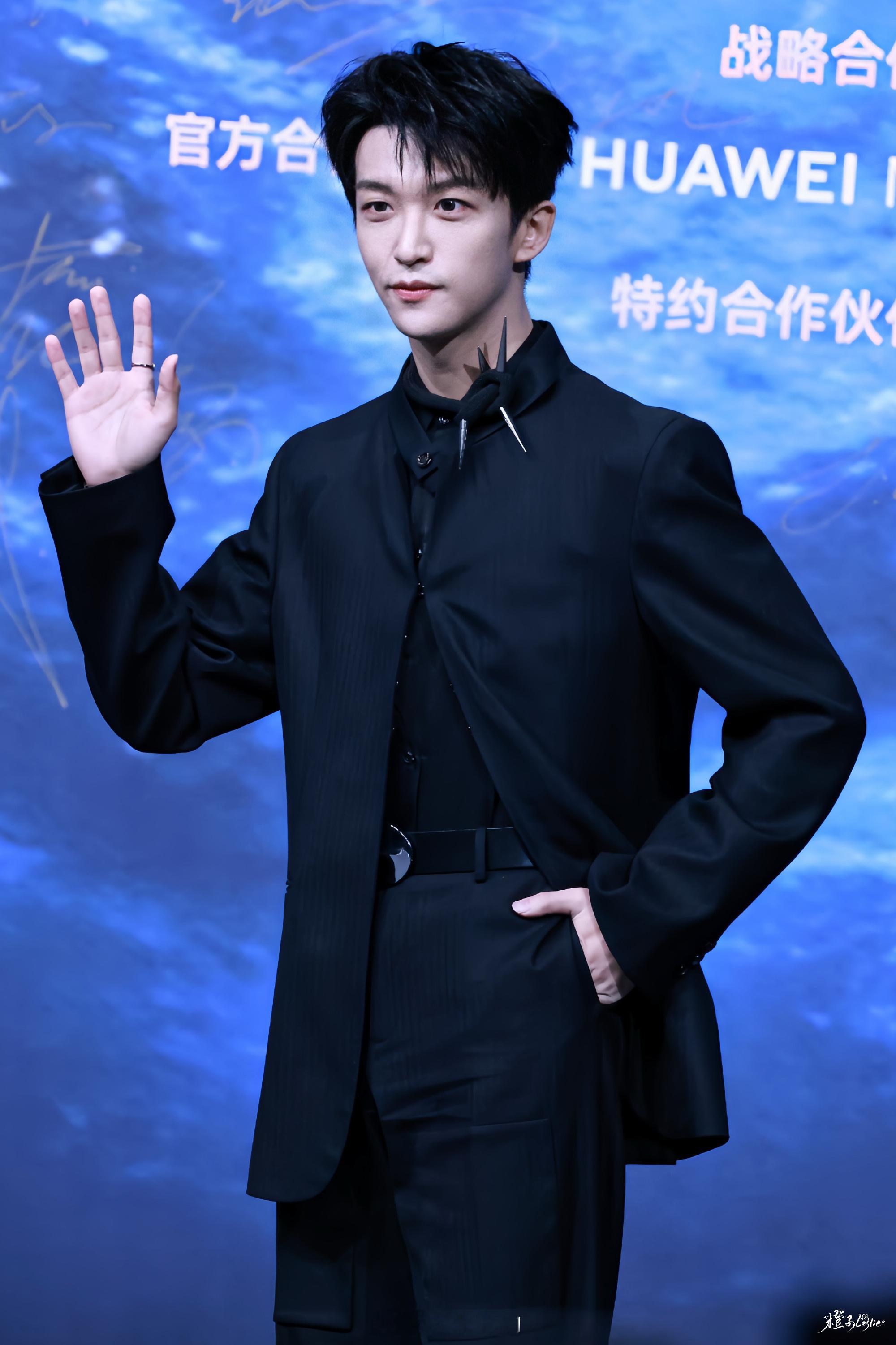 黄子弘凡首谈鸟巢演唱会突击采访里他状态很好，谈到演唱会充满期待。这份由热爱驱动的