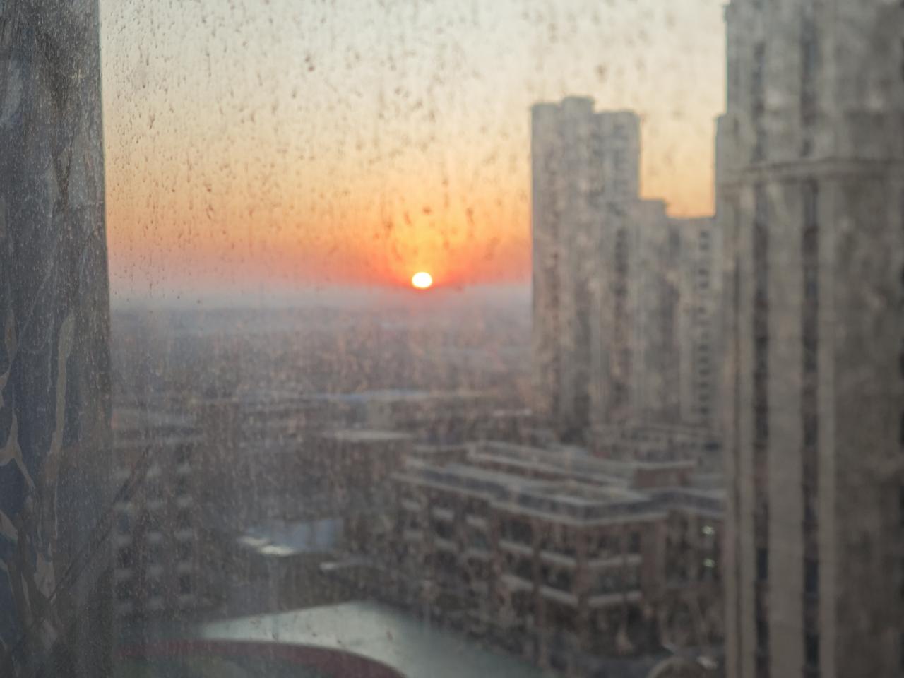 晒图笔记大赛 窗外夕阳西下，城市天际线朦胧。