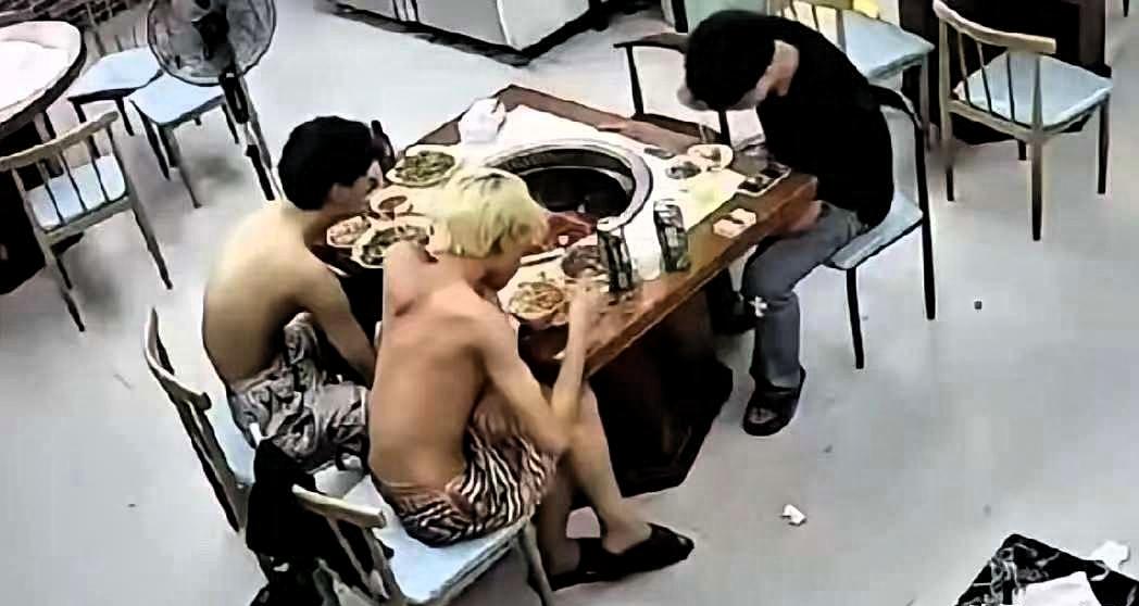 浙江省温州，三个小伙子在一起聚餐，一个多小时了，还没有结束。一会要个泡菜，一会要