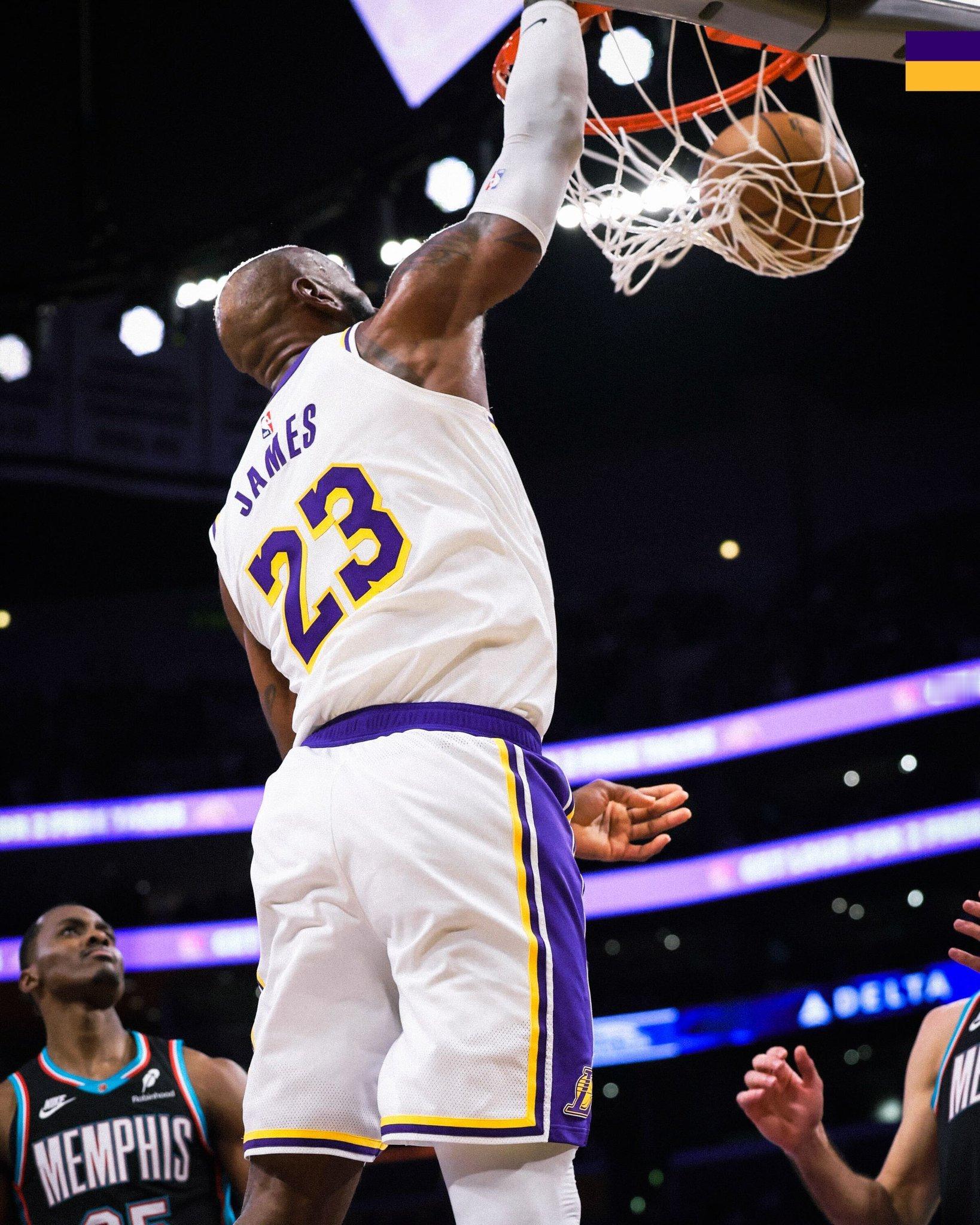 雷迪克透露，勒布朗早些时候找过他，要求在低位多给自己喂球，这样他就能借此为队友创