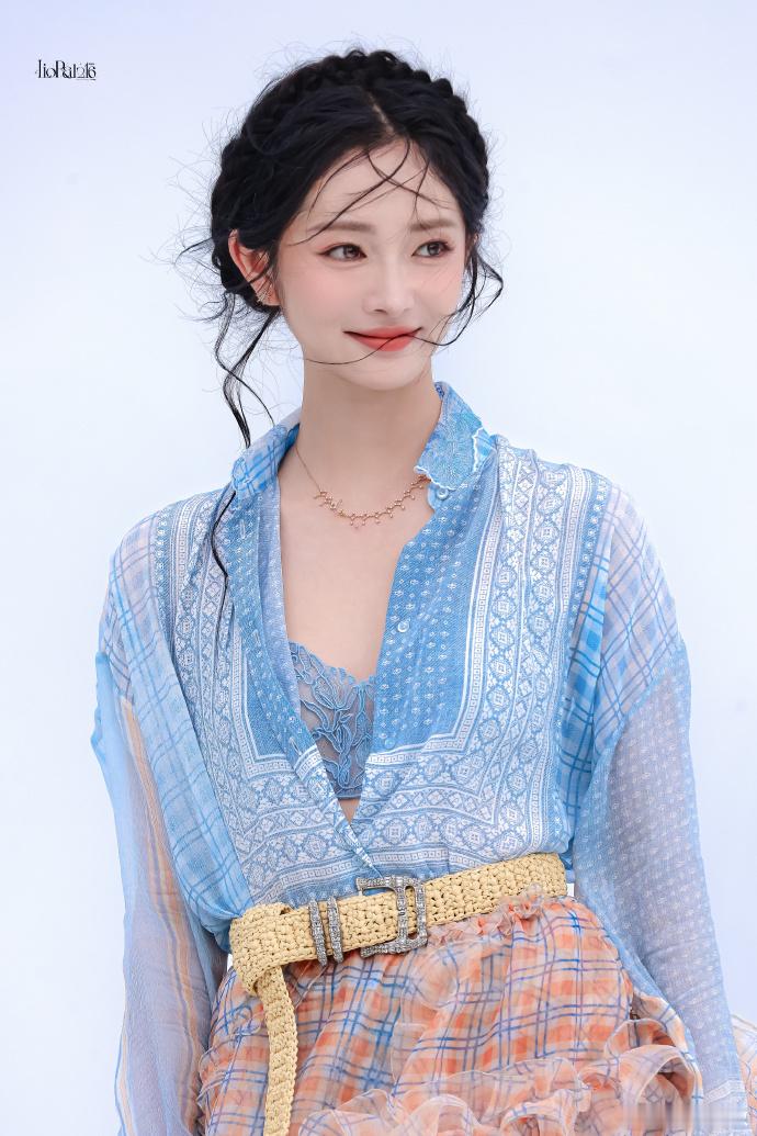 周洁琼费加罗红毯生图周洁琼费加罗红毯生图也太美了，发丝完全神来之笔，好清新的造型