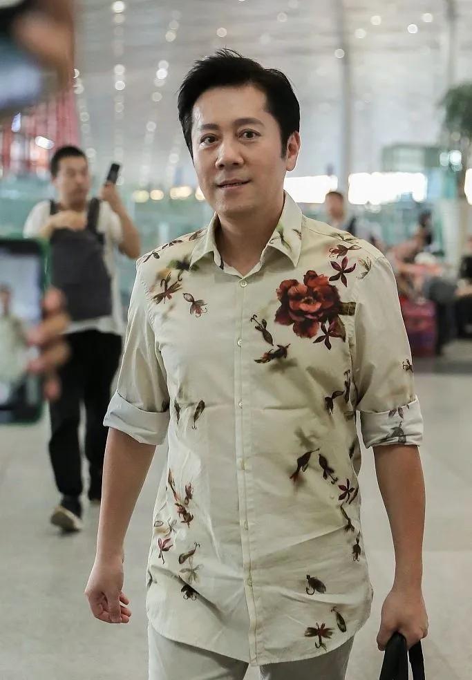歌唱家，演员，蔡国庆说，作为60年代出生的我，七岁戴上了红领巾，十岁登上国宴舞台