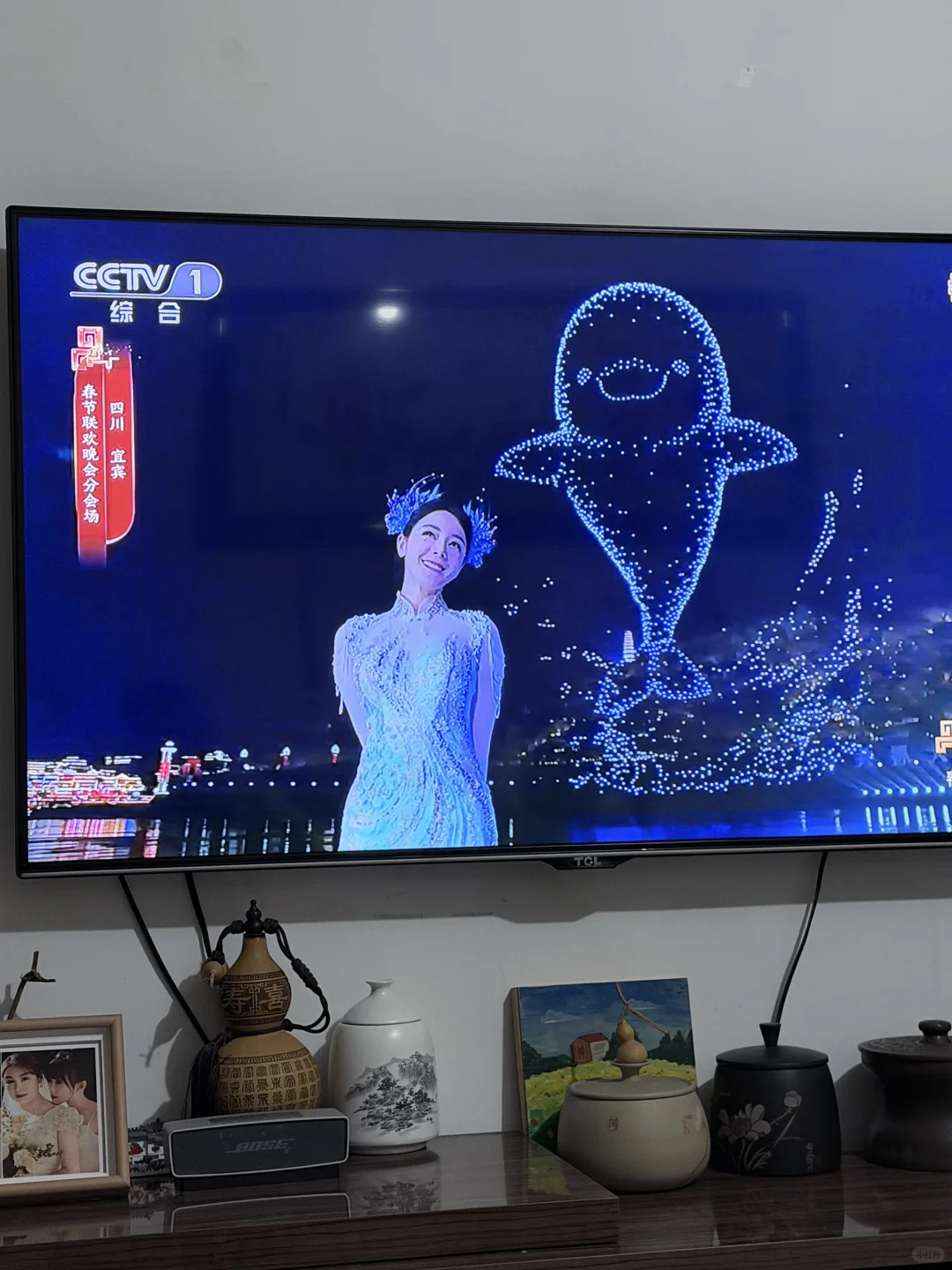 谁给迪丽热巴化的妆谁懂啊！迪丽热巴今晚在春晚宜宾分会场的造型直接美到心巴上了！实