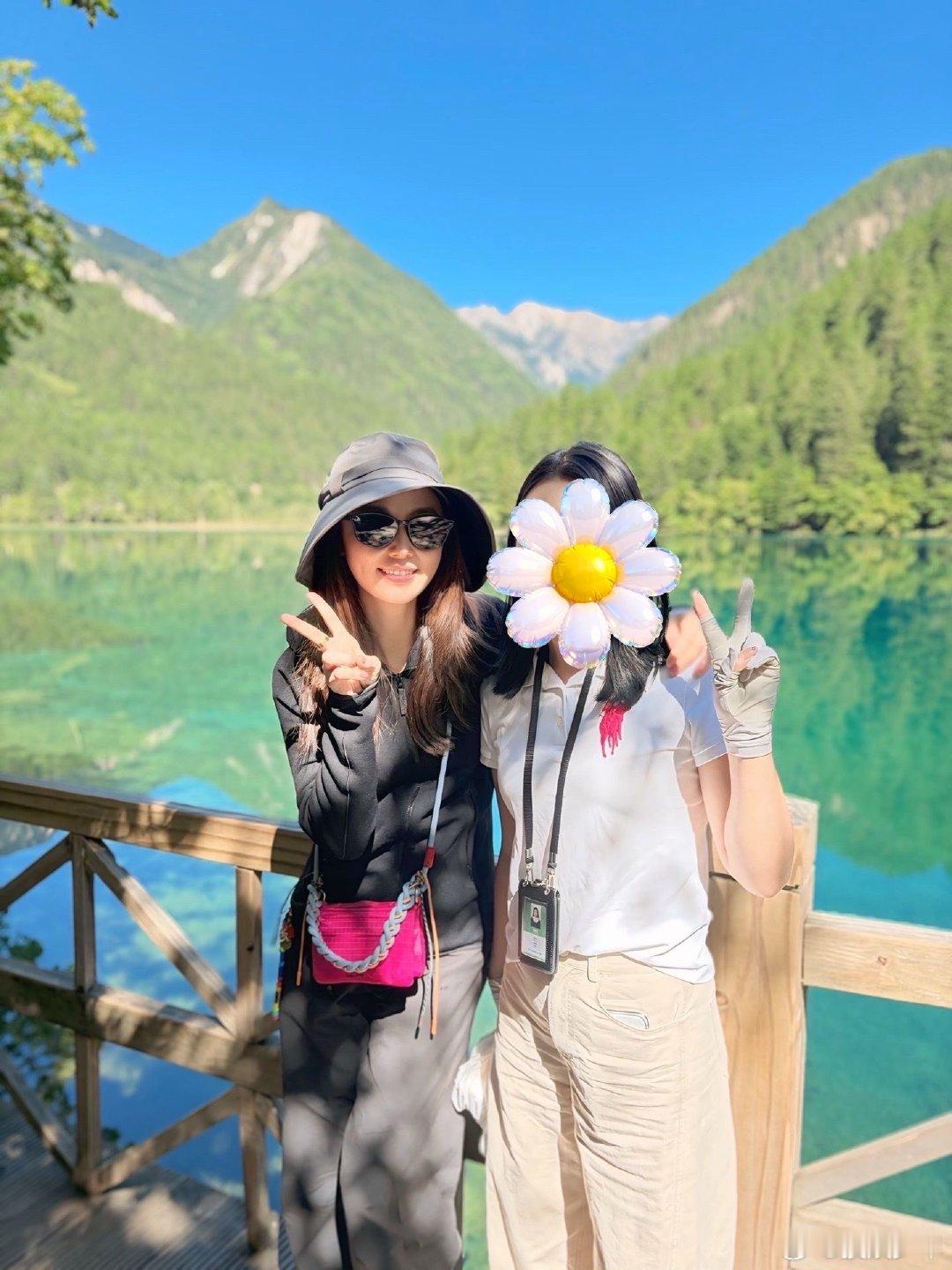 网友九寨沟偶遇林心如林心如50岁近照 网友九寨沟偶遇林心如，林心如这种不刻意摆拍