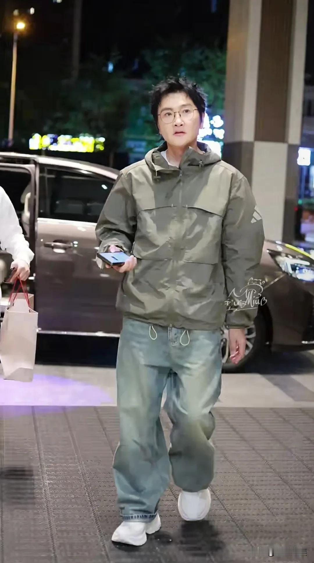 这是哪位“新出道”的顶流？[呲牙]
孙楠参加活动，一身休闲服搭配高挑的身材，走路