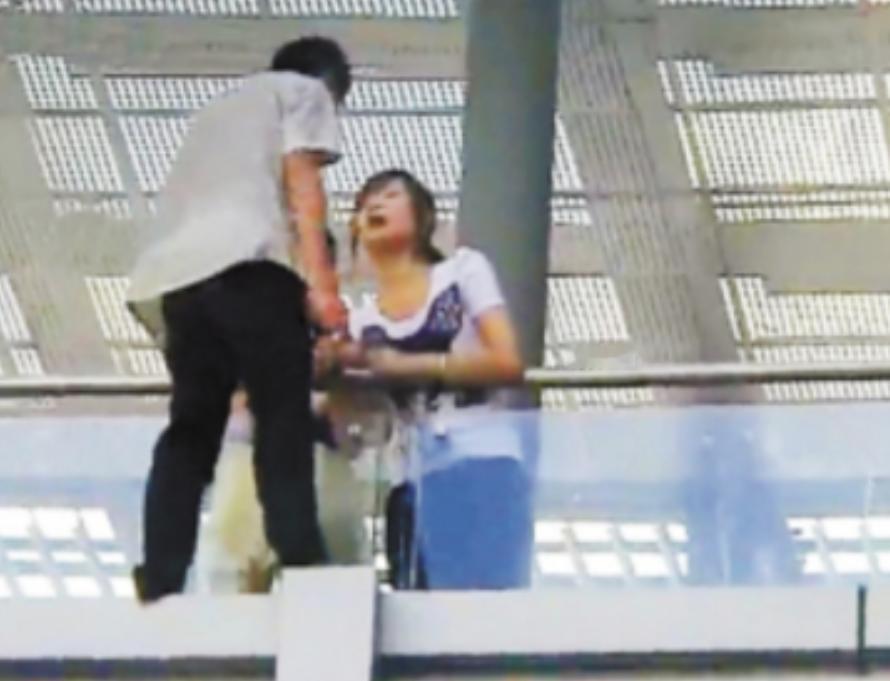 2011年，深圳一名才16岁的男孩欲跳桥自杀，被一名过路的19岁女孩看到，她上去