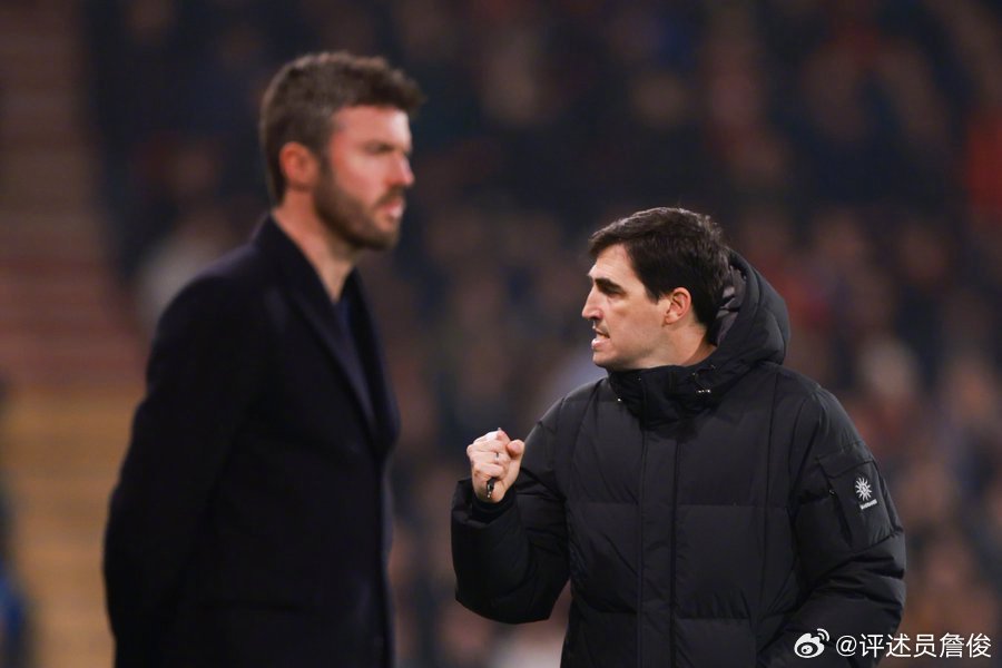 这个赛季曼联两次战平伯恩茅斯。首循环交锋在主场三次领先没拿下，这次是两次领先最后