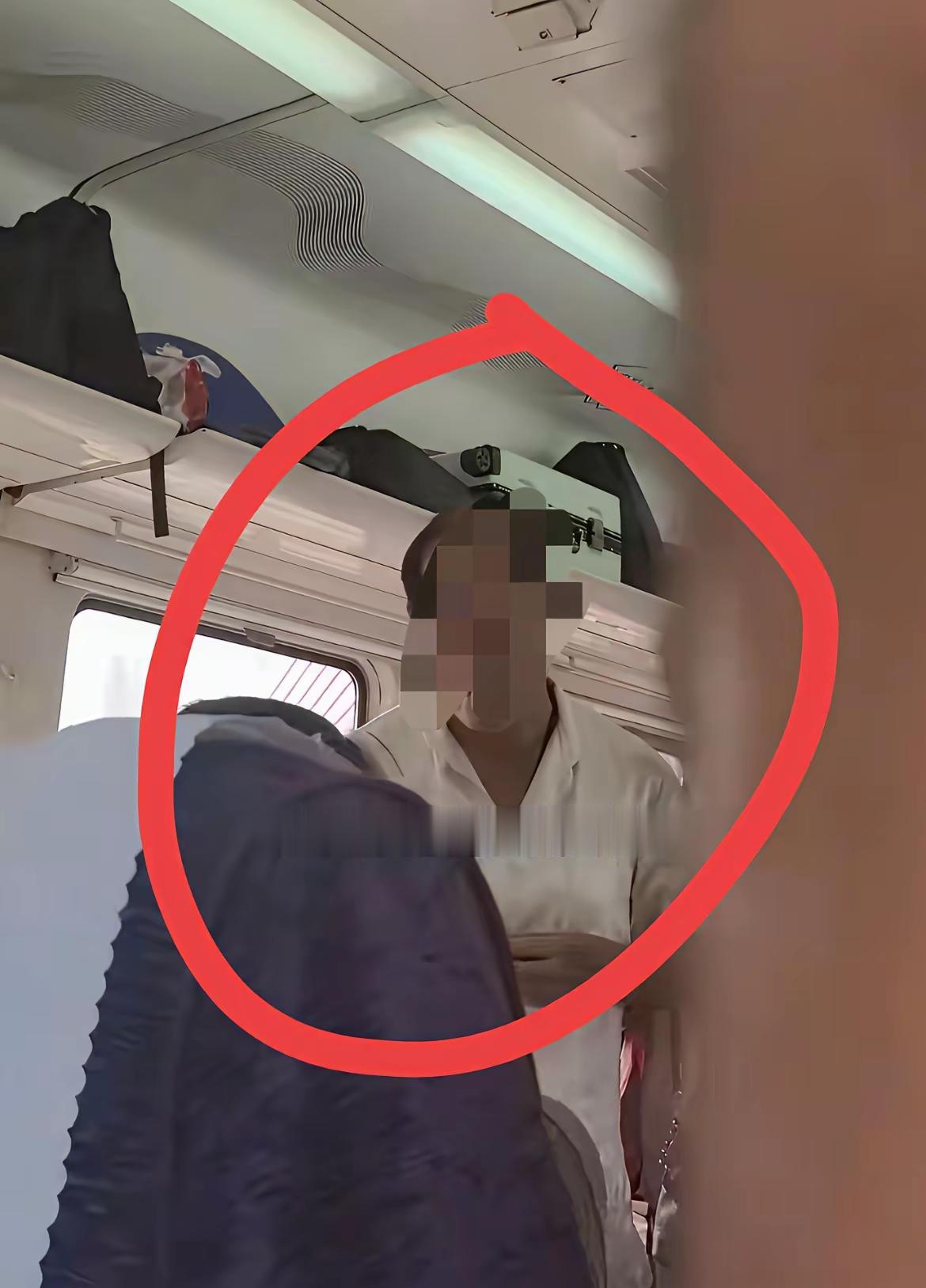 吵翻天了！”山东一趟普速绿皮火车车厢，一位自称是退休老教师的老人非要和一个孩子挤