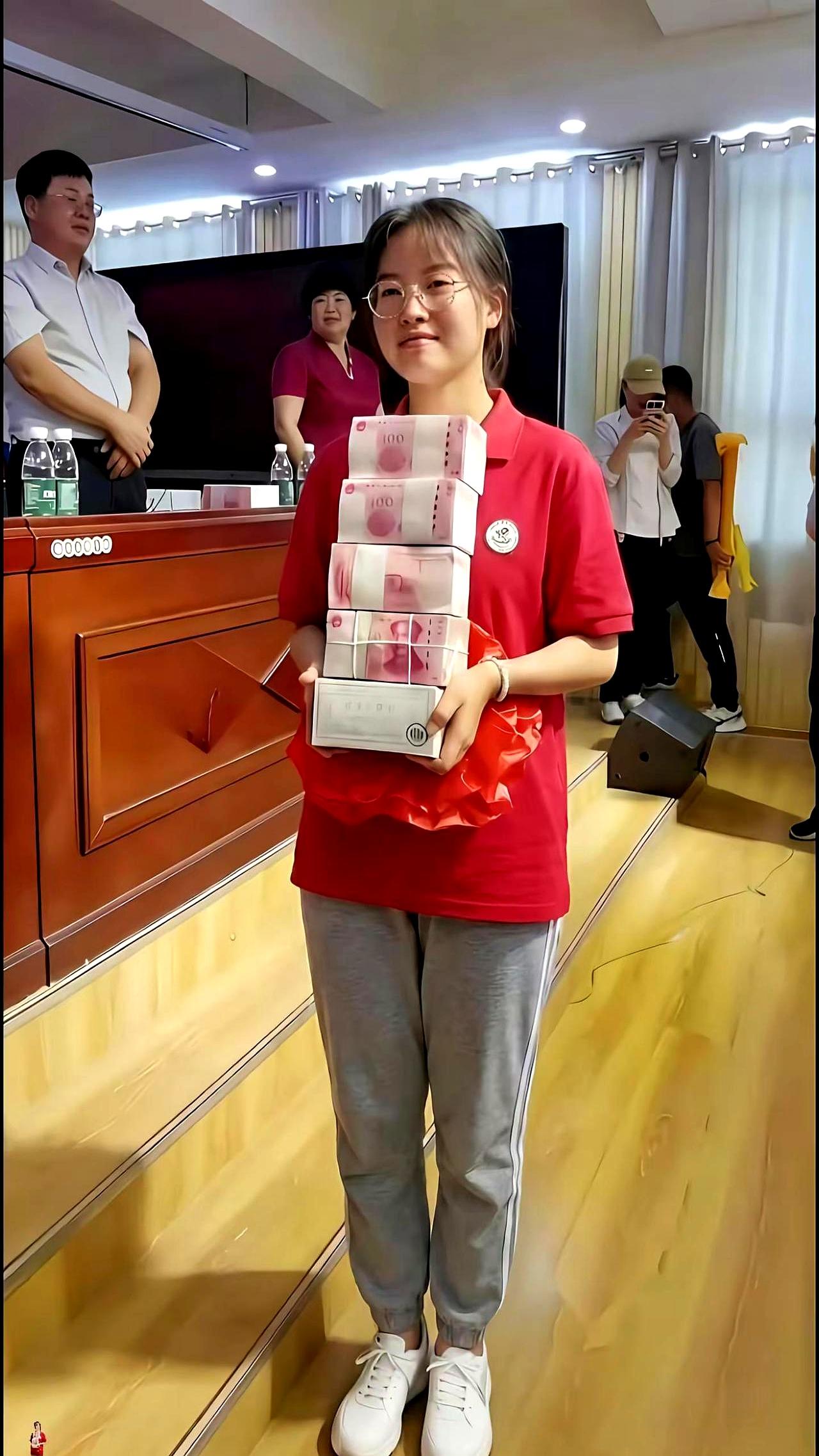 713分，提前拿到清华录取通知，这事儿一出来，真让人忍不住替她高兴。
更巧的是，