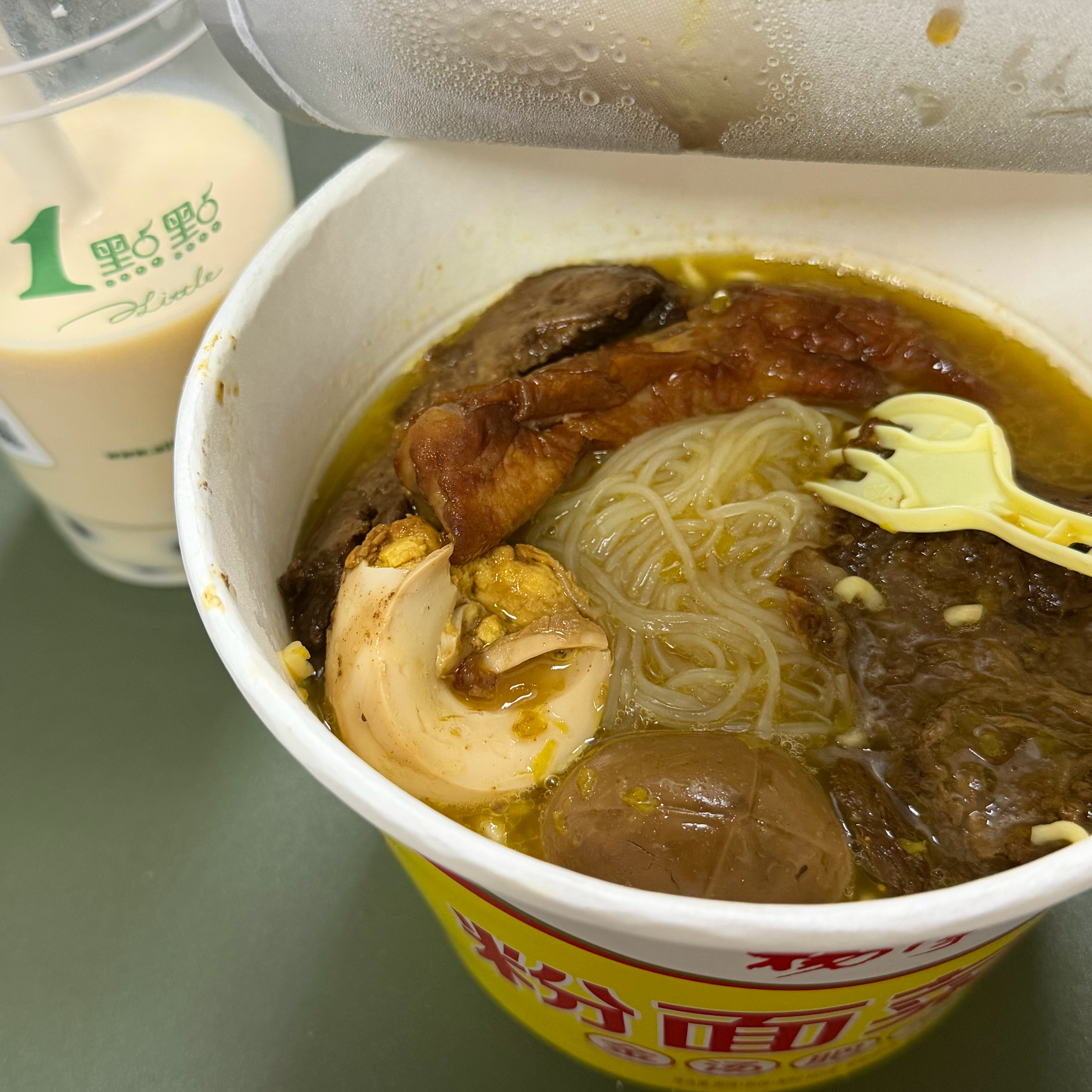 有什么事跟我的粉面菜蛋➕酱牛肉➕卤蛋➕虎皮鸡爪➕藏青盐咸奶绿说去吧 