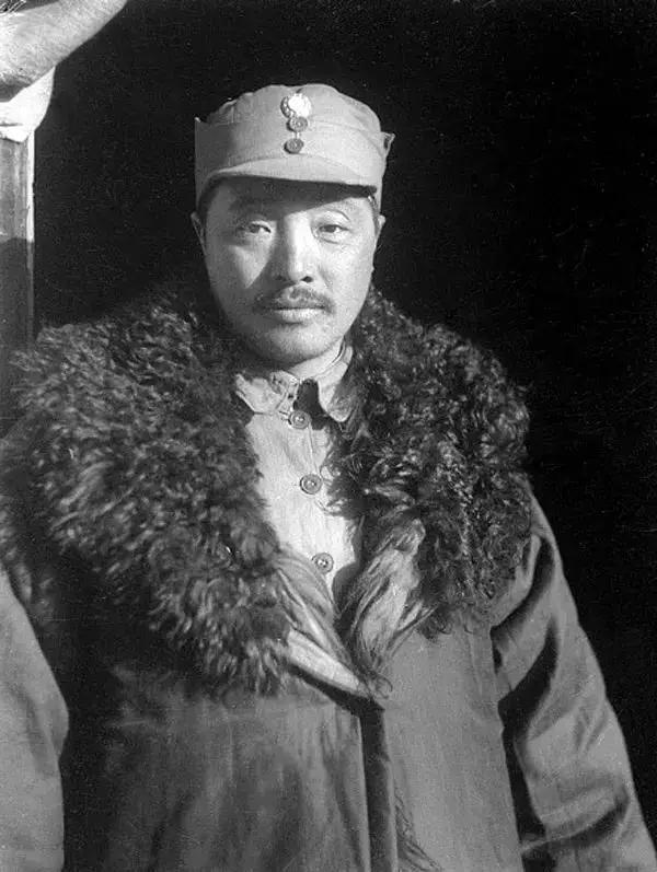 这是在1939年时的贺龙，今天让我们在一睹将军的威容，战争岁月的贺龙将军，威严目