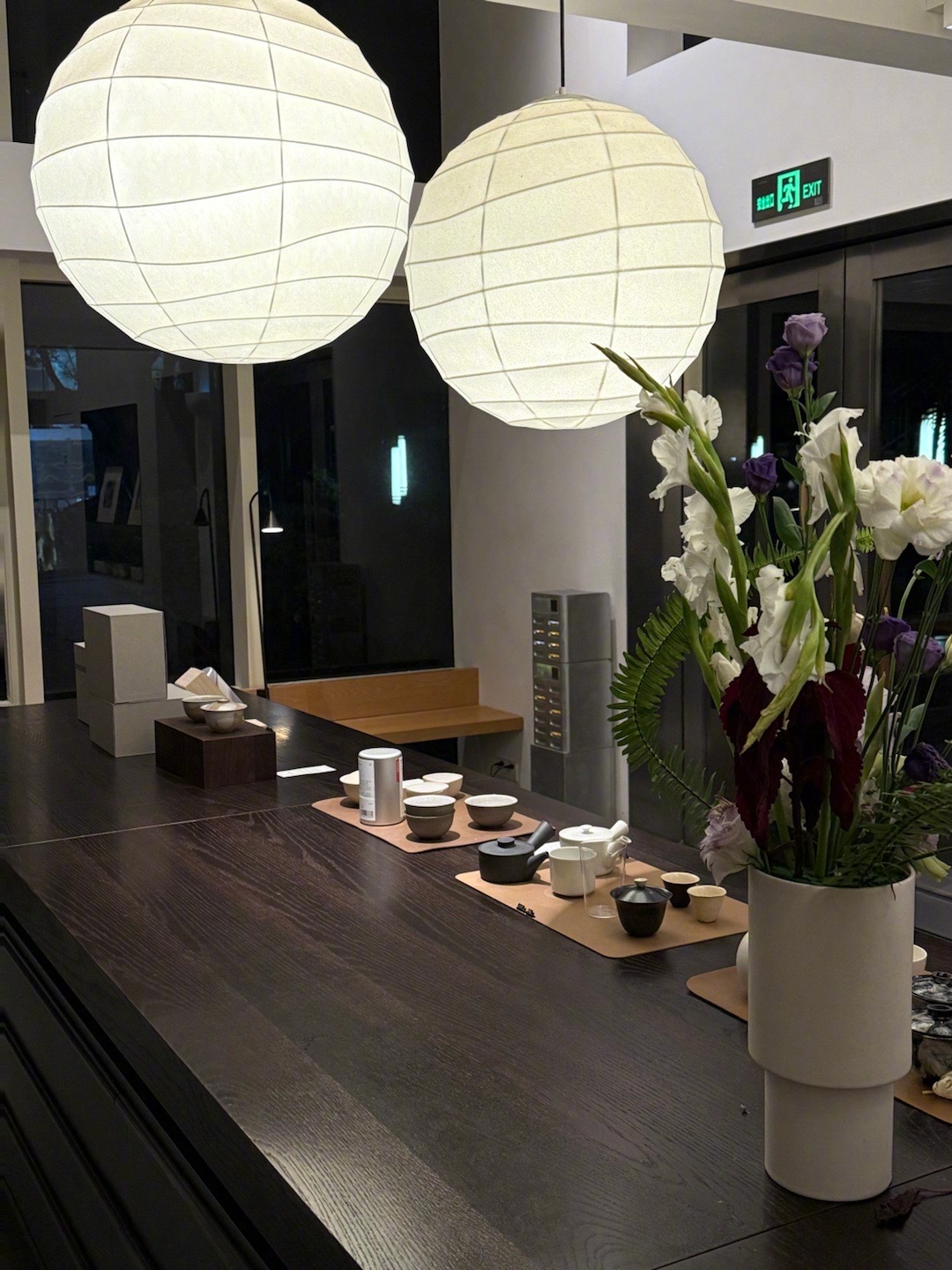 蛋糕的作用是通往幸福和快乐一个人坐在安静的角落，慢慢吃着蛋糕浪费时间也能毫无负罪