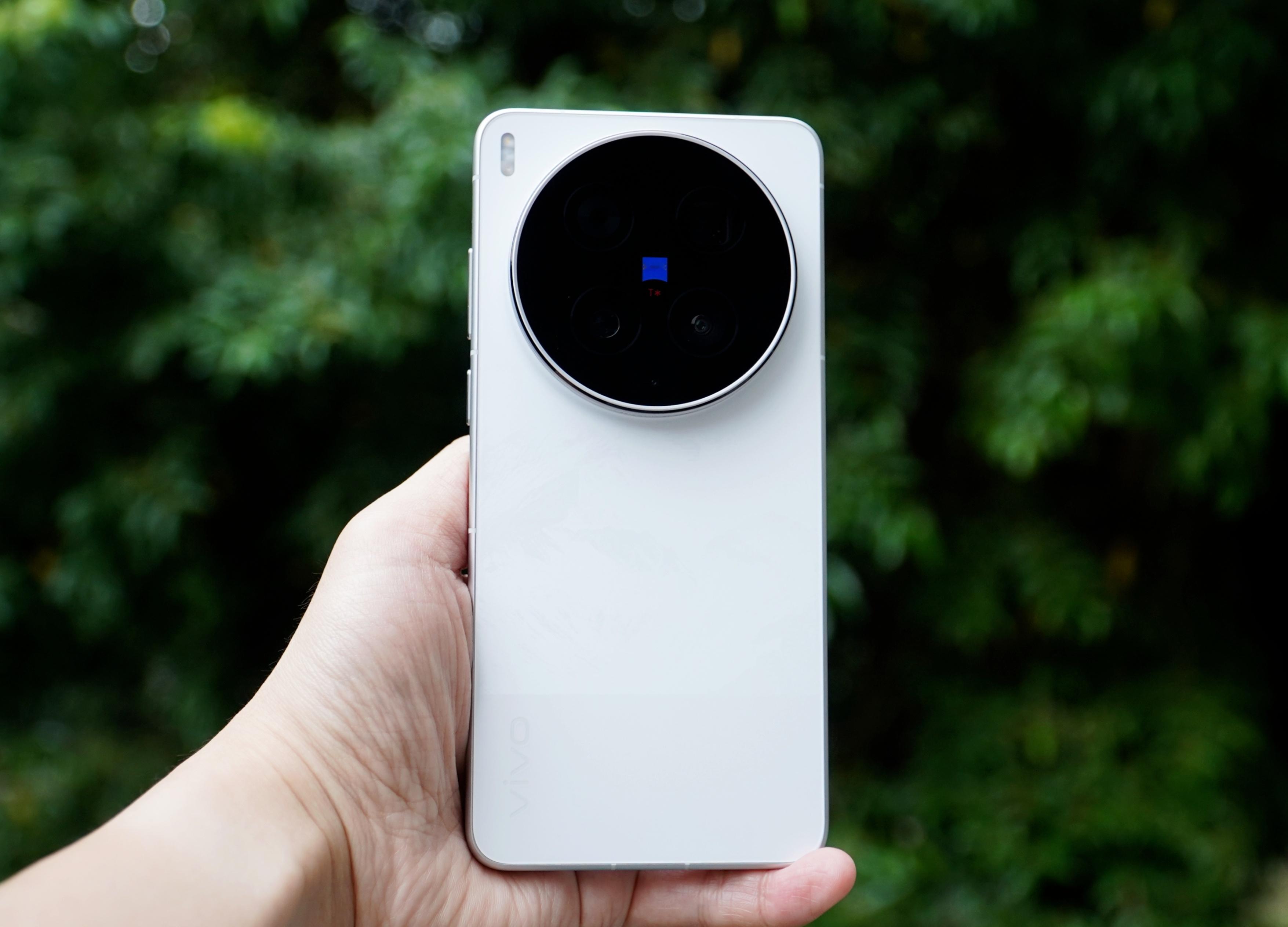 vivo X300 Ultra银调真机上手图：这个银白色比我想象的更淡，后盖和边