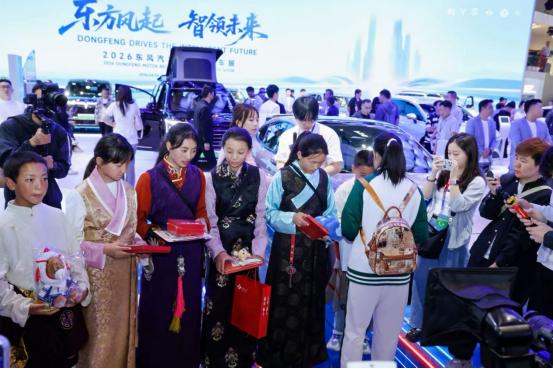 跨越3000公里的圆梦！西藏小朋友打卡东风展台

今天东风展台发生了非常温暖的一