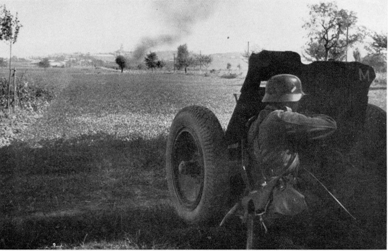 德军早期的“坦克开罐器”——1939 年，波兰战役期间，在公路旁的开阔地带，德军