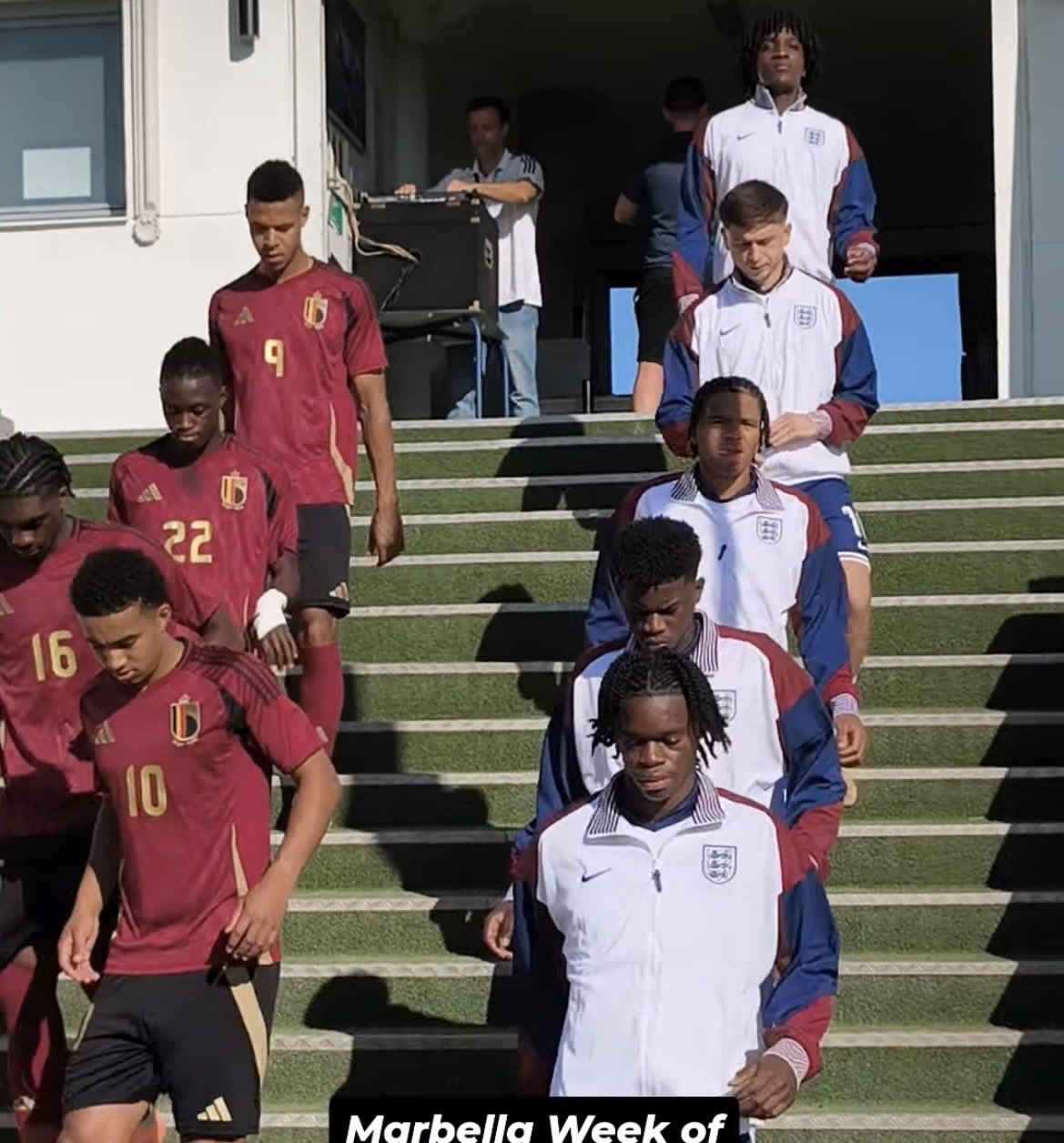 利物浦青训 恩古莫哈首发，尼奥尼替补出场踢了20分钟，客串左后卫 ​​​