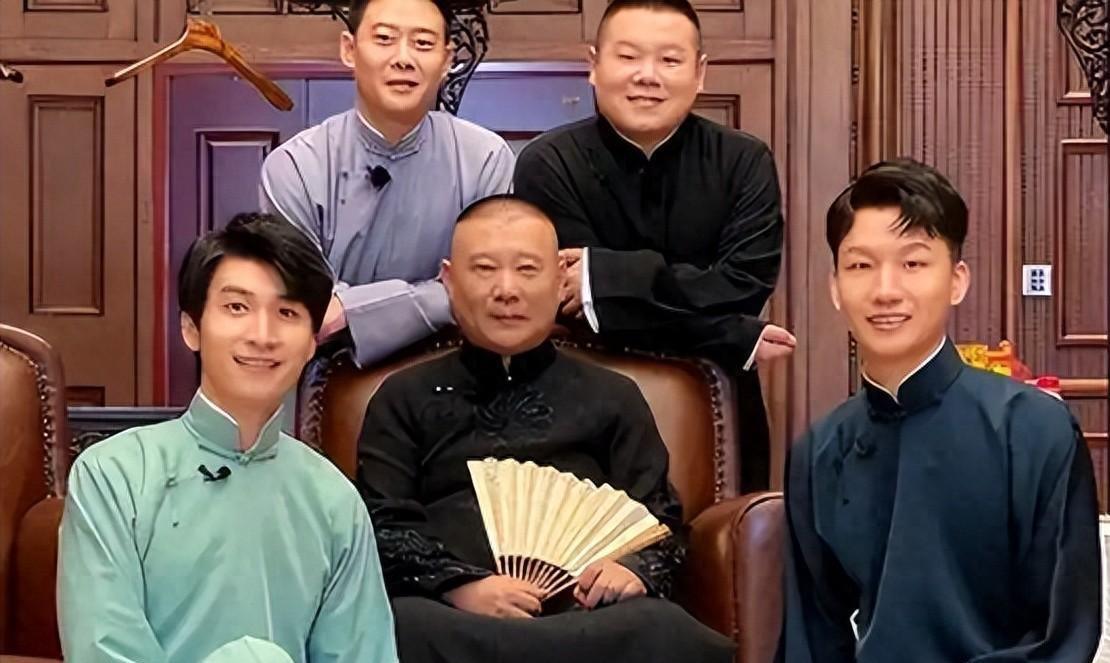 这张合影是德云社的一次经典同框：前排有高筱贝，郭德纲，刘筱亭；后排是栾云平与岳云