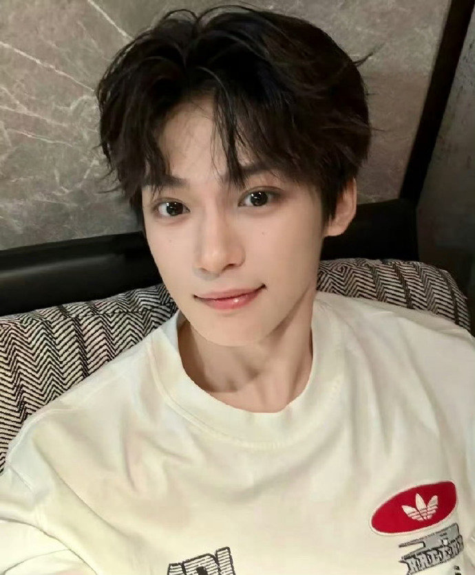 梓渝从爆火之后一条广告都没有接 梓渝火了之后没接广发歌也都免费  梓渝从爆火之后