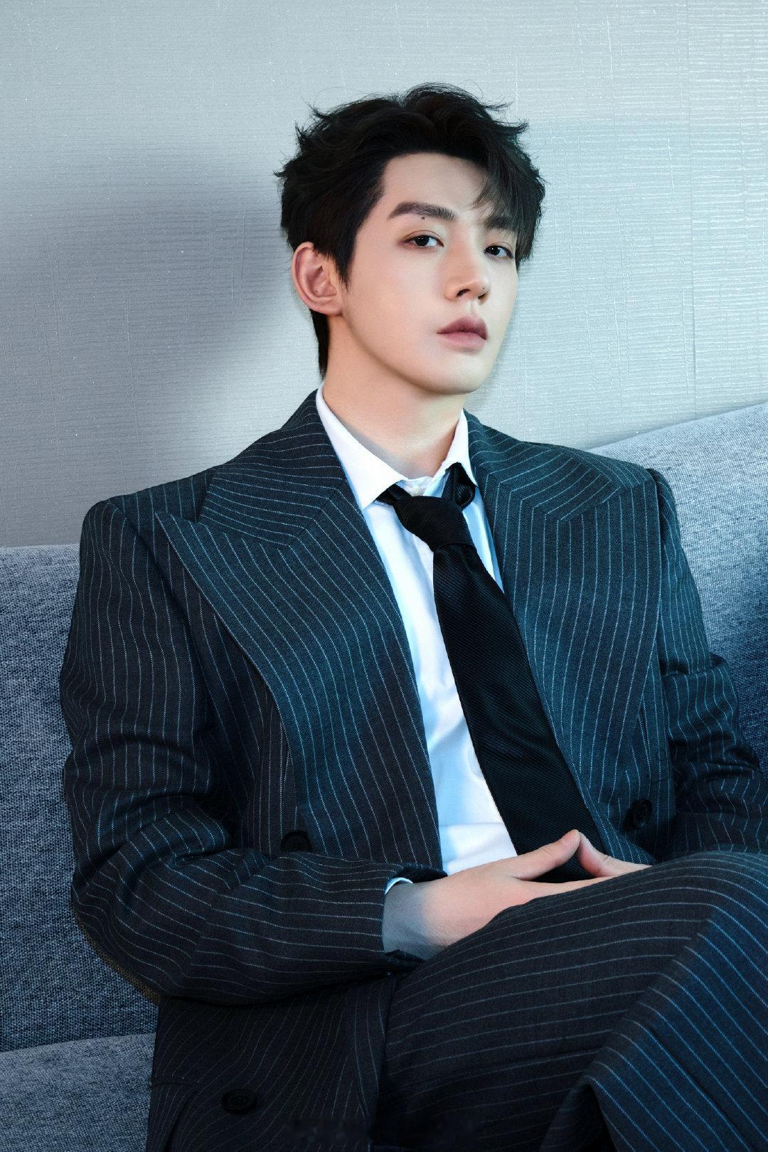 邓为首登央视跨年造型图，好正好帅，期待今晚舞台