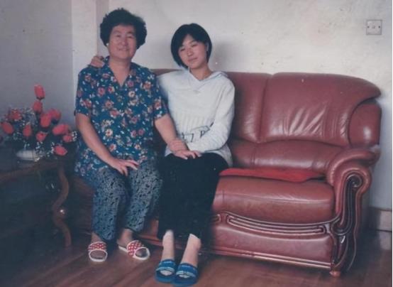 2000年，辽宁夫妇借7万元送女儿出国留学，女儿却跟父母断了联系，21年后父母在