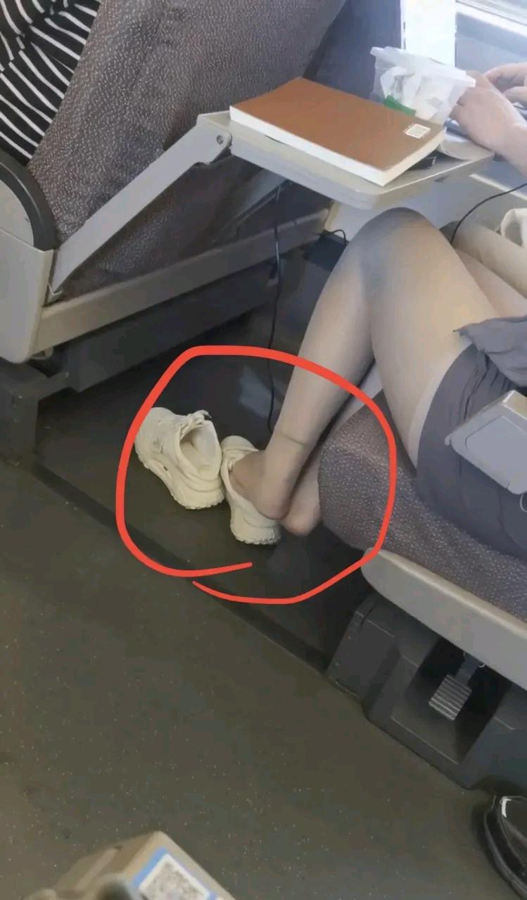 请问，高铁上脱鞋文明吗？
你的丝袜脚没有异味吗？
高铁又是密闭空间，
这种味道不