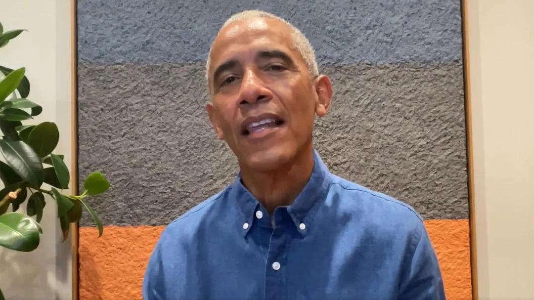 奥巴马彻底老了，
当褪去所有光环，他也不过是个普通的老头子。