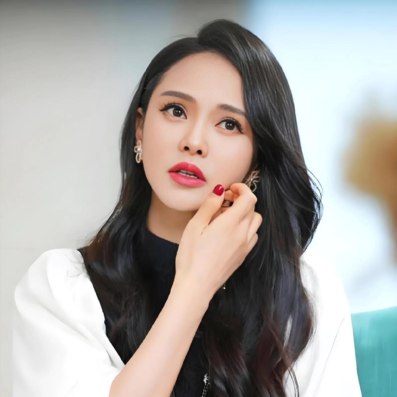 伊能静说父亲五十岁刚出头就因骑摩托车去世了，她说父亲的结局是报应。

在她很小的