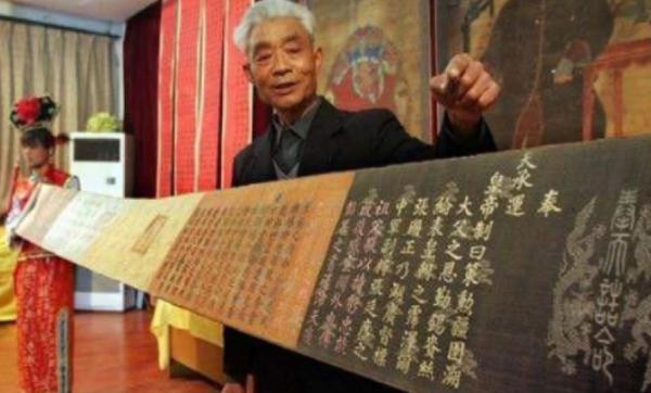 “圣旨丢了？”2003年，江苏淮安清晏园博物馆展馆，从农户家借来的9道圣旨，有两
