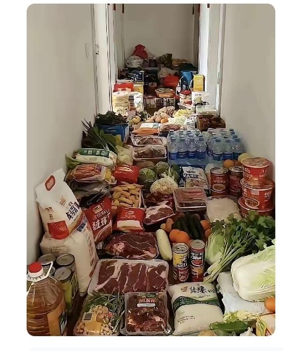 一旦打起来，囤这些东西也只能解决一时，连一个月都持续不了。俄乌战争快四年了，靠囤