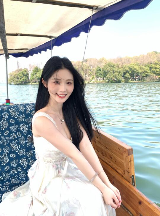 来西湖总要做一次摇橹船吧🍃