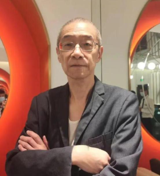 2024年，上海，69岁大爷和96岁老母亲，一直租住在酒店，每月租金10000元