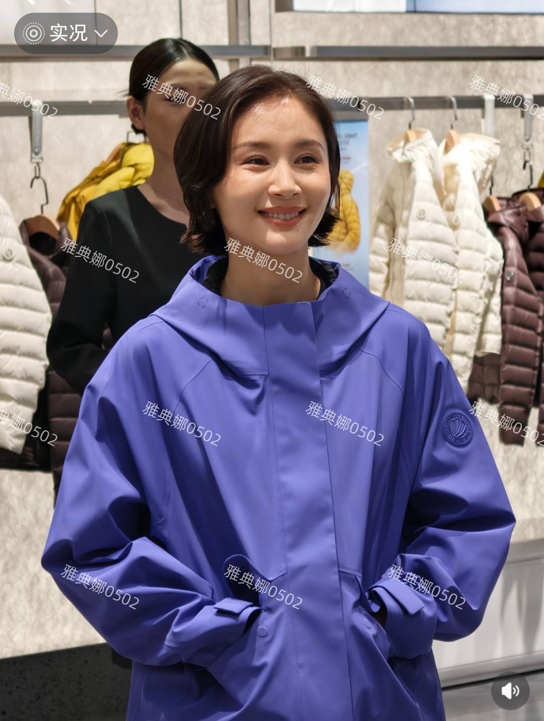 以娇小灵动著称的王子文，离开美颜滤镜，眼角的皱纹也十分明显以前巴掌大的小脸，现在