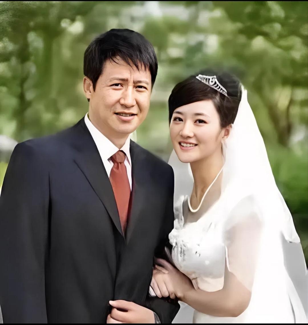 2004年，张国强的妻子嫌他月薪只有3500元提出离婚，没想到离婚后张国强不仅事
