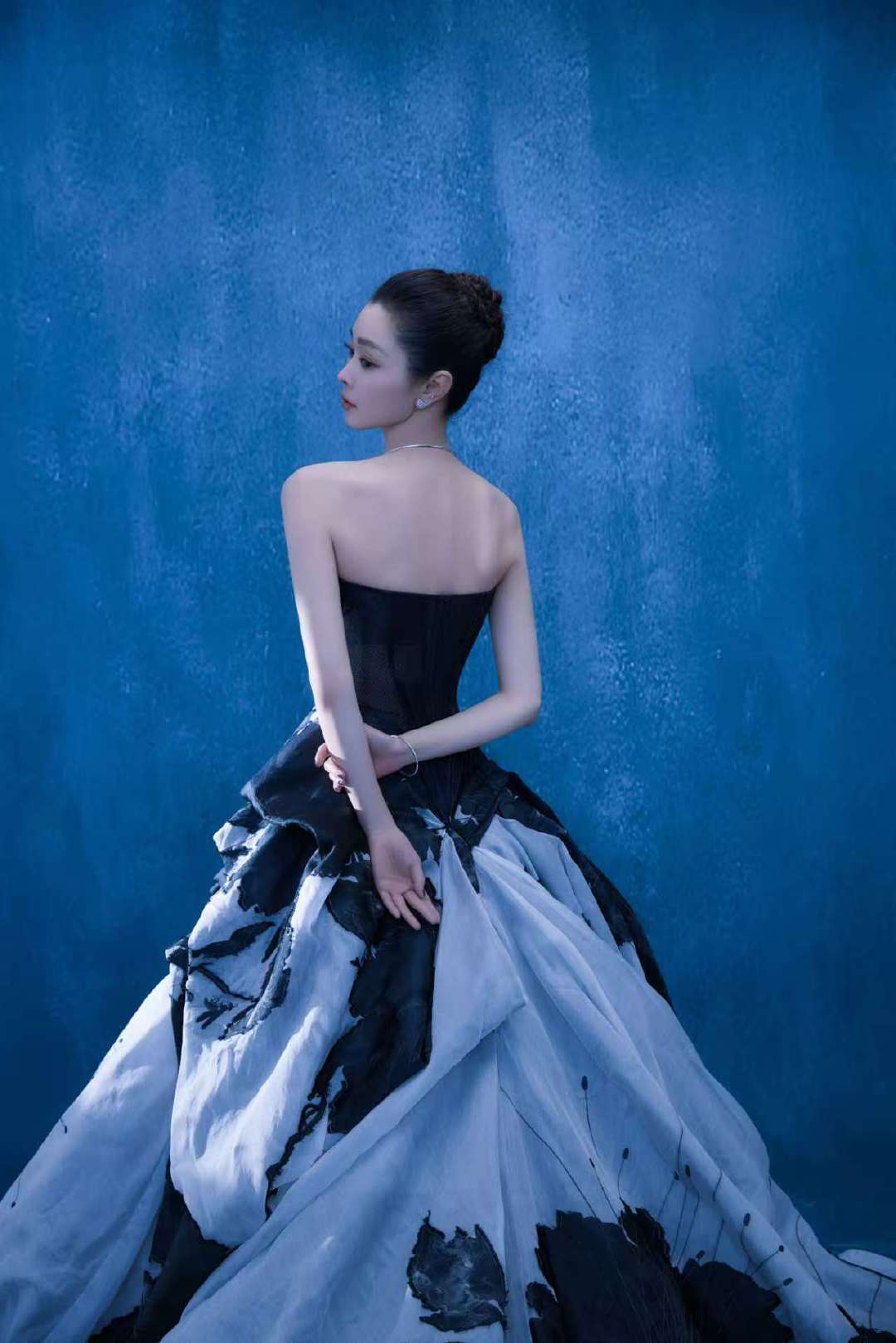 宋轶暗黑花使  抹胸大露背，宋轶演绎高贵优雅的暗黑花使，冷色系装扮尽显冷冽神秘！
