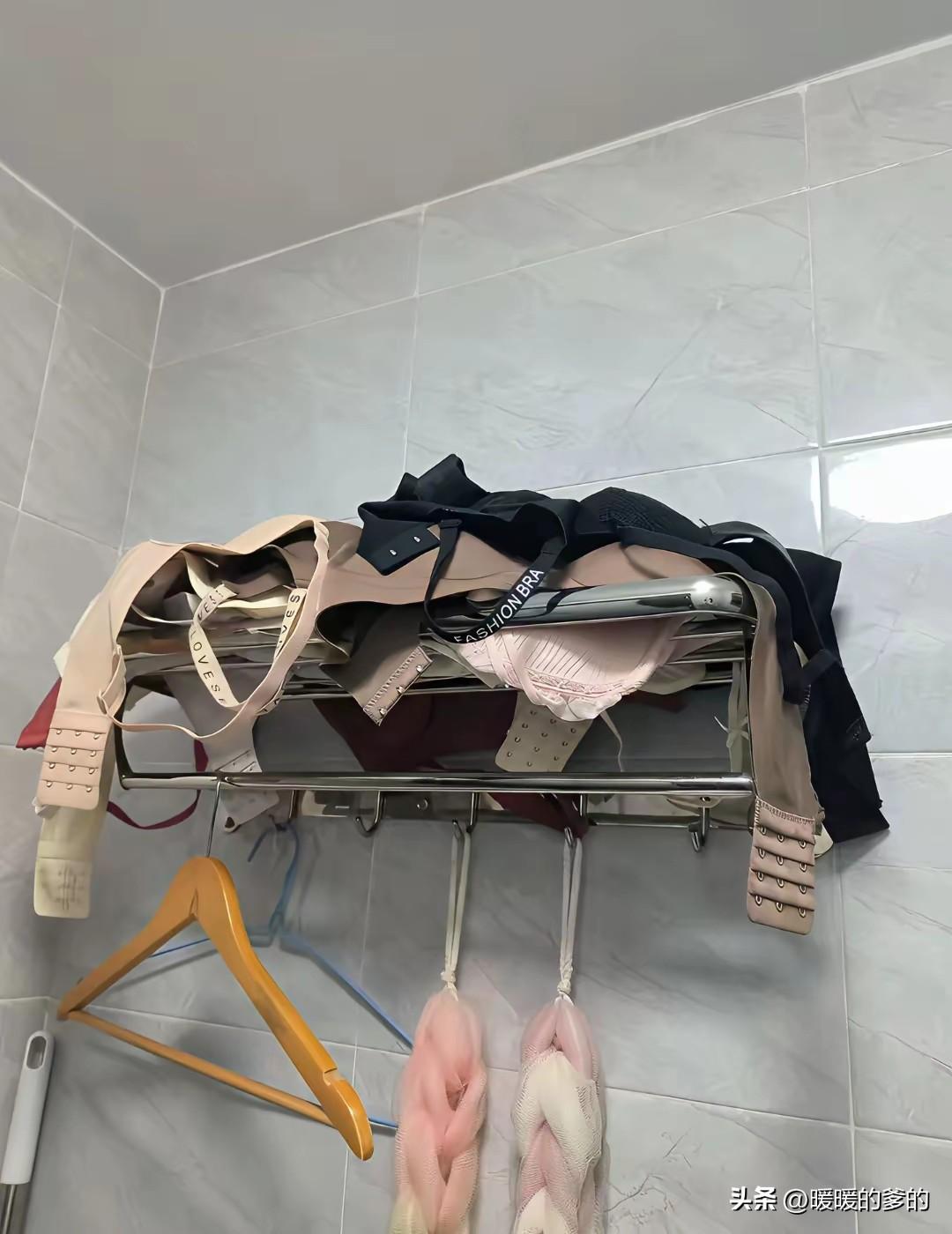 今天去朋友家
由于不断的喝茶
不一会就有了尿意
没办法，只能去卫生间
不巧，看到