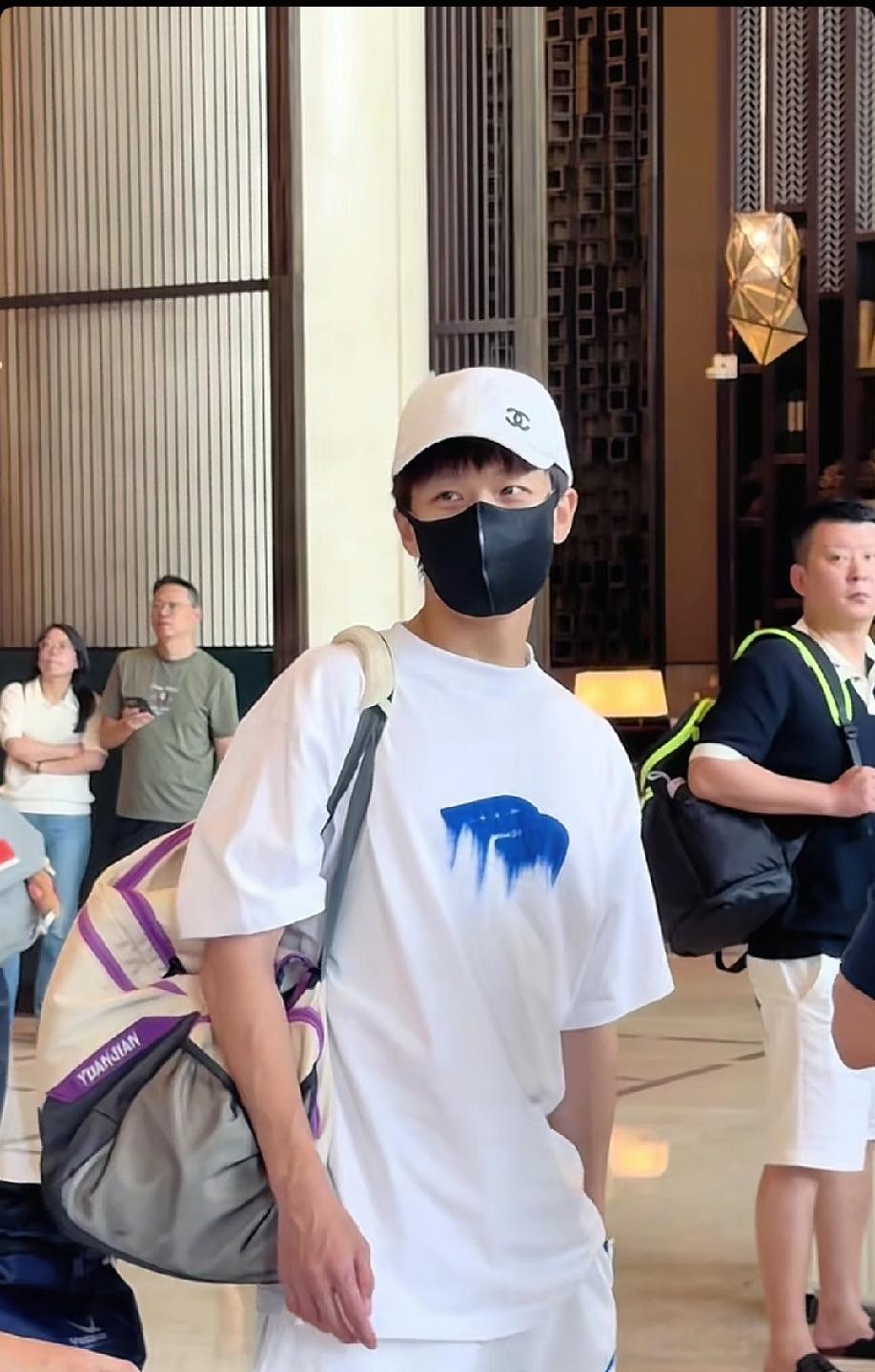林高远出发参加全锦赛了，遗憾的是王曼昱缺席了。

其实这样也挺好，两个人各自在自