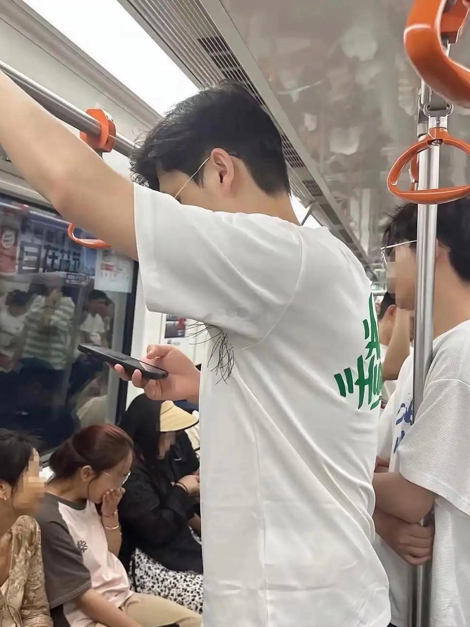 这衣服隔着屏幕都感觉臭，怎么会有人腋毛这么长？ 
