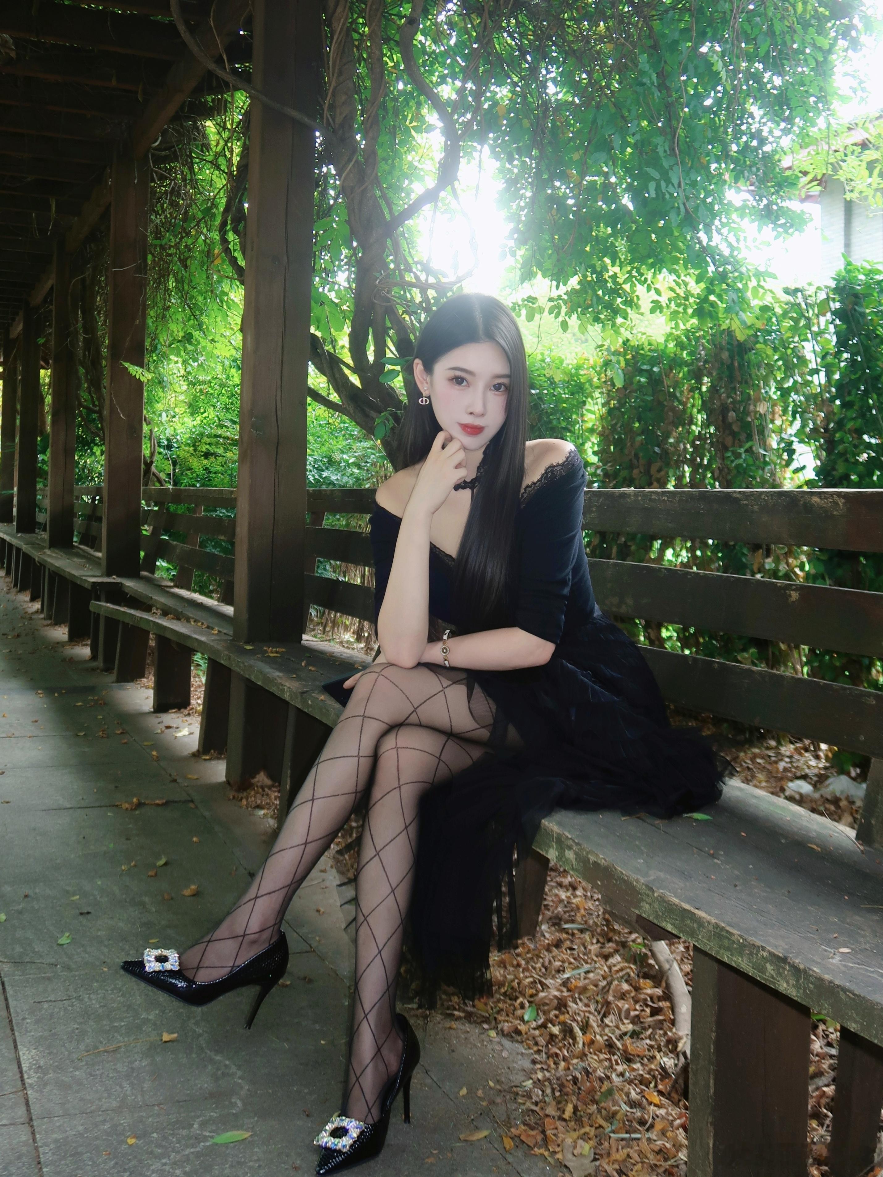 光在绿意里🖤 ​​​